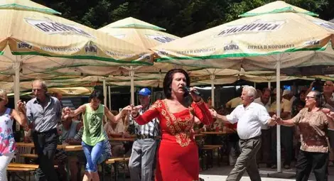 Гуна Иванова и румънски танцьори разиграха сърцата на николовчани