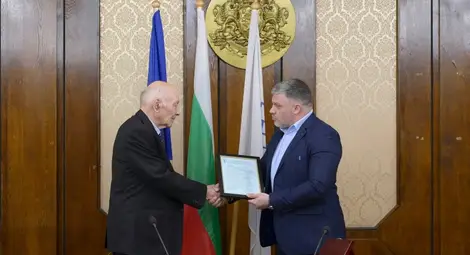 Легендарният вратар на "Дунав" Любен Марков бе отличен от Община Русе за своята 80-годишнина Легендарният вратар на "Дунав" Любен Марков бе отличен от Община Русе за своята 80-годишнина