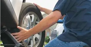 Бандити изкараха 2300 лева със стария трик със спуканата гума