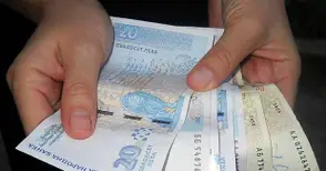 Наивен дядо дал на три пъти 21 500 лева за кутии с хартия