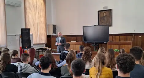 Съдия Велизар Бойчев от Окръжен съд-Русе проведе лекция-дискусия за правото на избор и упражняването му с дванадесетокласници от МГ &bdquo;Баба Тонка&ldquo;