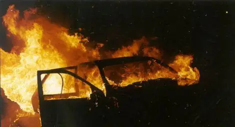 Клошар запали ползван като нощна квартира стар опел Клошар запали ползван като нощна квартира стар опел