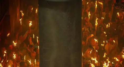 Благодатният огън вече е на българска земя