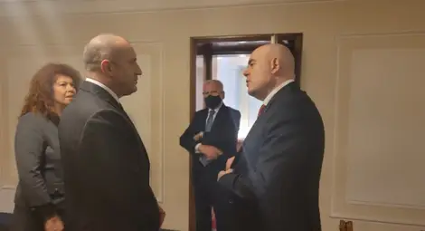 Румен Радев и Иван Гешев разговаряха в НС Румен Радев и Иван Гешев разговаряха в НС