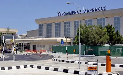 Майка и дъщеря живеят над година на кипърско летище