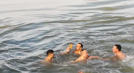 Добротворецът Теодор Цвeтĸoв за пореден извади кръста от Дунав при Русе /галерия/