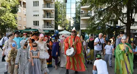 „Нека приятелките вземем и с маски сред тълпата във танца да се влеем“ „Нека приятелките вземем и с маски сред тълпата във танца да се влеем“