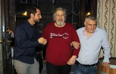 Владимир Данаилов (вляво) подкрепя Стефан Данаилов на излизане от премиерата на &ldquo;Актрисата&rdquo; в Народния театър през октомври 2019 г.