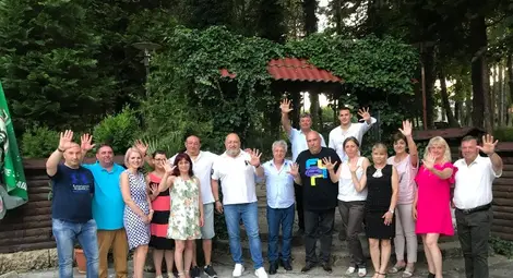 Красен Кралев и листата на ГЕРБ-СДС посрещнати с аплодисменти в Борово.  Нов експеримент с държавата ще струва много скъпо на българите, заяви водачът на коалицията за Русе