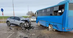 Трима пострадаха при удар на автомобил в автобус при „Джъмбо“