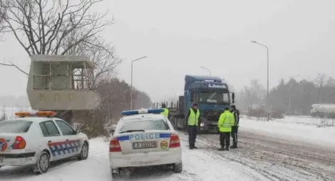 Временно се спира движението на товарни автомобили в празничните дни
