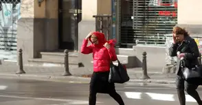 Южняк със 72 км/ч изгони циганското лято и засипа със сигнали Спешна помощ