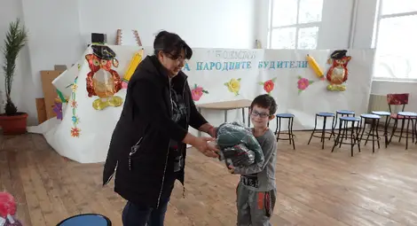 Деца от Ценовско получиха нови зимни якета и обувки