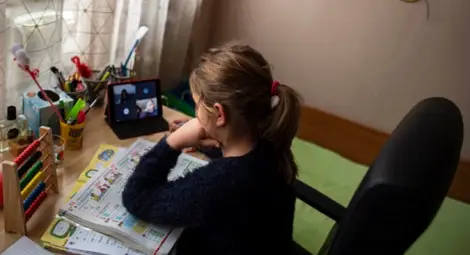 Родители, учители и директори призовават учебната година да приключи дистанционно