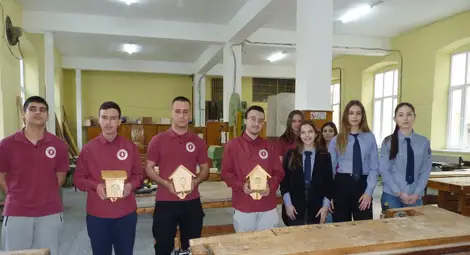В русенската Гимназия по дървообработване &bdquo;Йосиф Вондрак&ldquo; изработиха нов дом за крилати бозайници