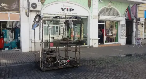 Само металната конструкция остана след пожар в павилион за понички и пуканки на ул.&ldquo;Александровска&ldquo;.    Снимка: Утро