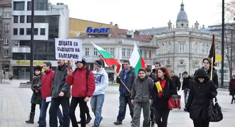 Мъже поведоха шествието на майките в Русе