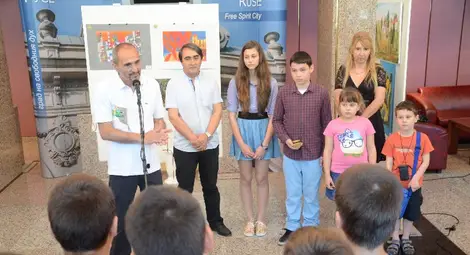 Изложбата &bdquo;Малък зограф&ldquo; напълни с багри фоайето на Доходното