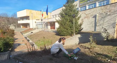 Възпоменателна церемония в Юпер почете паметта на майка и дъщеря, станали жертви на домашно насилие /галерия/