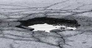 Общината плаща за нови гуми на кола, скочила в 15 см дупка