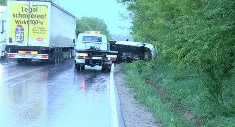 Камион изхвърли БМВ от пътя и избяга