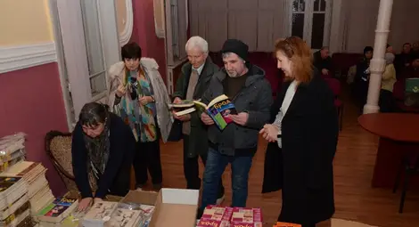 Приятели и ценители получиха чуден коледен подарък - два тома текстове на Веселин Тачев