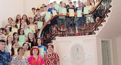 Център &bdquo;Диалог&ldquo; подслади успеха  си с традиционна грамадна торта