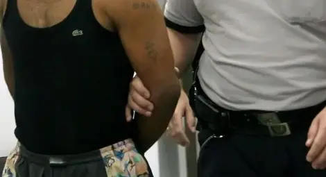 Бесен ром връхлетя с кол в училище, плаши учителка с убийство