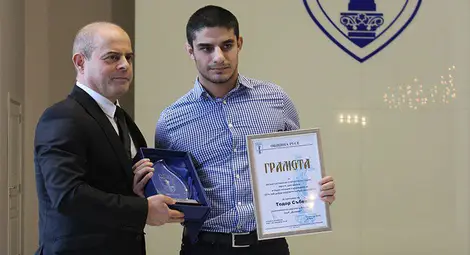 Тодор Събев получава отличието си за Спортист на Русе за 2015 година от тогавашния кмет Пламен Стоилов. Снимка: Архив "Утро" Тодор Събев получава отличието си за Спортист на Русе за 2015 година от тогавашния кмет Пламен Стоилов. Снимка: Архив "Утро"