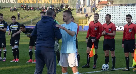 Букети преди мача за един &bdquo;светлосин&ldquo; и един &bdquo;бял&ldquo; рожденик