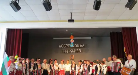 С фолклорна китка горноаблановчани отбелязаха рождения ден на Игнат Канев