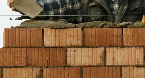 Неизвестни зазидали вратата на немец, докато спял