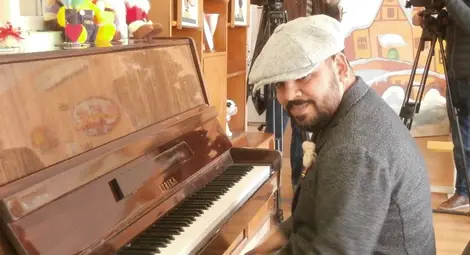 Венци Нелсън разопакова пианото-подарък за дома, от който е тръгнал към Америка