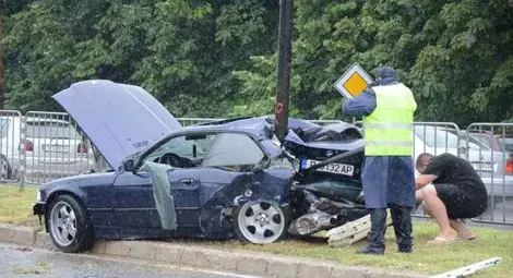 БМВ се вряза със задница в стълб
