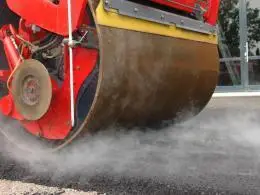 Асфалтираха уличка в „Здравец“ след 30-годишно очакване Асфалтираха уличка в „Здравец“ след 30-годишно очакване