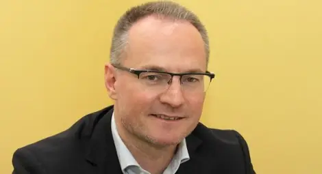 Блъснатият съдия пресякъл неправилно. Битият - усетил, че го следят