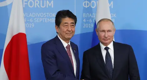 Щиндзо Абе и Владимир Путин на икономическия форум във Владивосток.