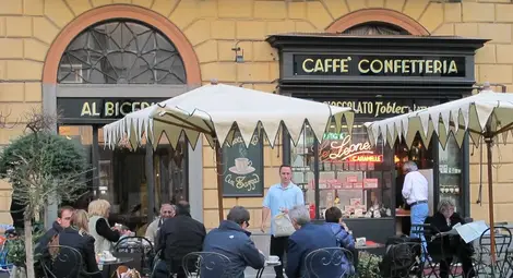 Чаша горещ шоколад и още нещо