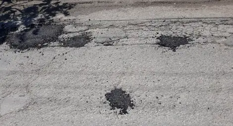 Жители на Червена вода: Асфалтът се рони от прясно запълнените дупки