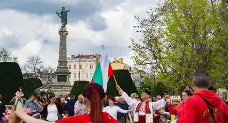 Над 70 награди от русенски фирми, ресторанти, магазини ще зарадват късметлиите от традиционната томбола на Великденското хоро Над 70 награди от русенски фирми, ресторанти, магазини ще зарадват късметлиите от традиционната томбола на Великденското хоро