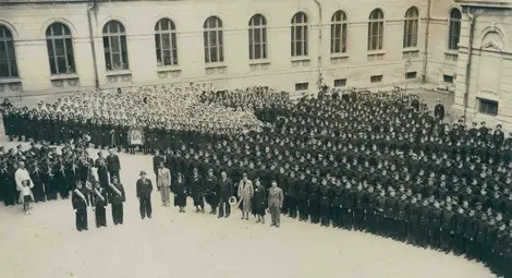 Съвместно отбелязване на празника 24 май 1936 година от ученици от Мъжката и Девическата гимназия в Русе.