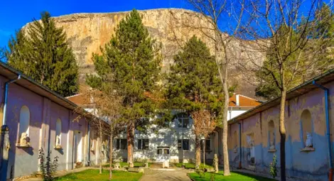 Ученици изработват паметник на дядо Добри