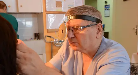 Д-р Цветан Данев преглежда пореден пациент за отит в ухото. Снимки:Красимир СТОЯНОВ