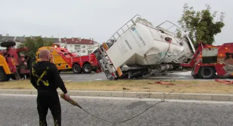 Ловецът на мигранти Динко изправи катастрофирал румънски камион в Русе Ловецът на мигранти Динко изправи катастрофирал румънски камион в Русе