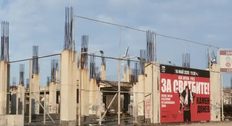 Пейзажът пред спортната зала: Потрошени плочки, ръждясали железа и мизерни прашасали знамена