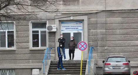 Нелегален кръвен център плащал по 100 лева за сакче на бедни и закъсали