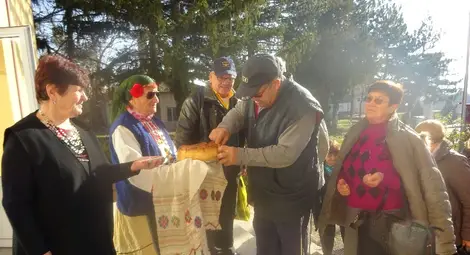 Белцовските баби посрещнаха  русенски пенсионери с песни