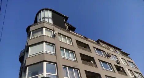 Шефът на КПКОНПИ трябва да премахне навеси от терасата на апартамента си