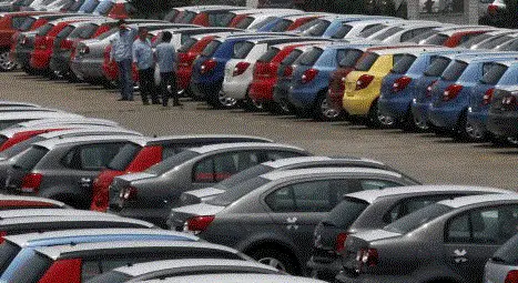 Французите отказват да купуват нови коли
