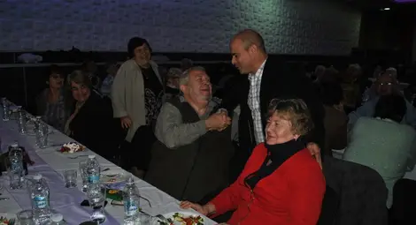 Стоилов зарадва пенсионери с торти за празника на възрастните хора